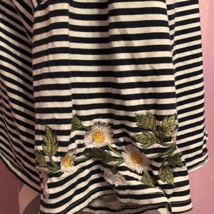 Cropped stripped shirt with embroidered sleeves